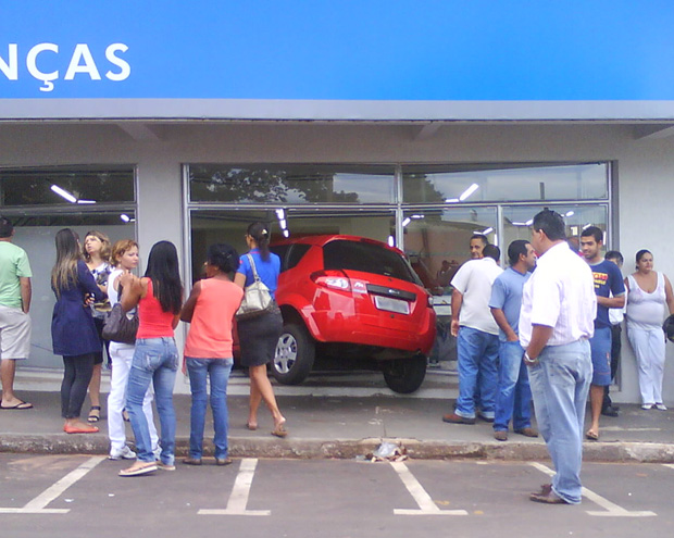 Carro entra em loja na região central de Mineiros, Goiás (Foto: Jacy Alves de Brito Júnior/VC no G1)