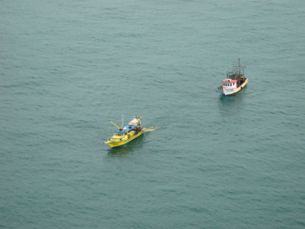 Barco do pescador ficou à deriva no litoral catarinense na madrugada desta quinta-feira (10) (Foto: Divulgação/Batalhão de Aviação da Polícia Militar de Santa Catarina)