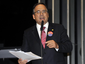 Deputado Sandro Mabel (PR-GO) discursa na tribuna da Câmara no dia da eleição pela presidência da casa (Foto: José Cruz/AB)