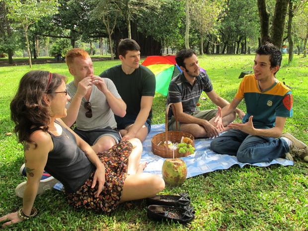 Músico Tomás Floris (segundo da direita para a esquerda) inspirou-se em iniciativa argentina para organizar piquenique (Foto: Letícia Macedo/G1)