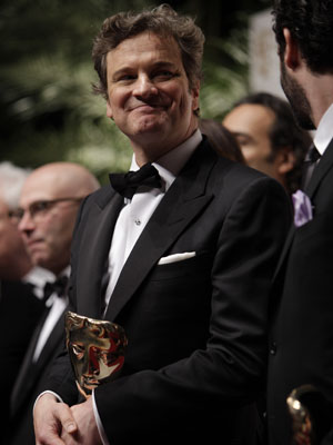 O ator Colin Firth posa com seu prêmio de Melhor Ator no BAFTA 2011 (Foto: AP)