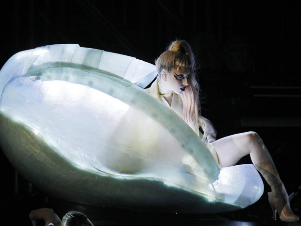A cantora Lady Gaga apresentou sua nova música 'Born this way', durante a cerimônia de entrega do Grammy. Ela entrou no palco dentro de um casulo iluminado, o mesmo com que ela chegou à premiação. Vestida de bege, ela se apresentou no segundo bloco do pro (Foto: Reuters)