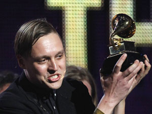 O líder do Arcade Fire recebe o Grammy (Foto: Reuters)