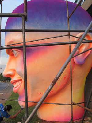 Cabeça da escultura que vai representar os carnavalesco e encerra o carnaval da Mocidade Alegre (Foto: Rafael Italiani/G1)