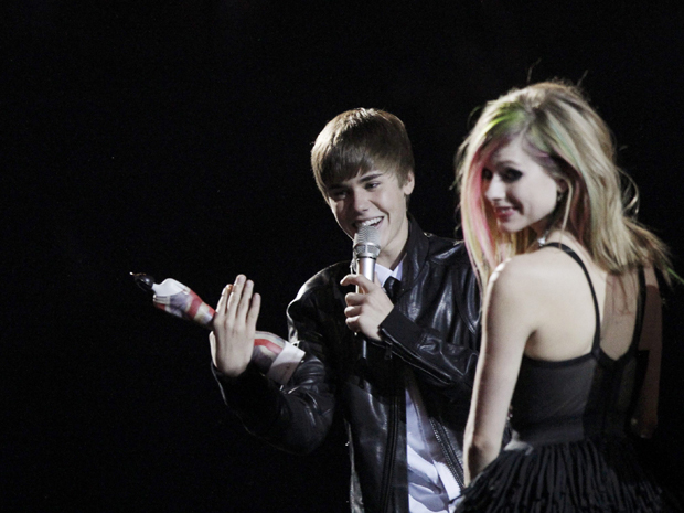 Justin Bieber recebe estatueta de Avril Lavigne no Brit Awards 2011 (Foto: Reuters)