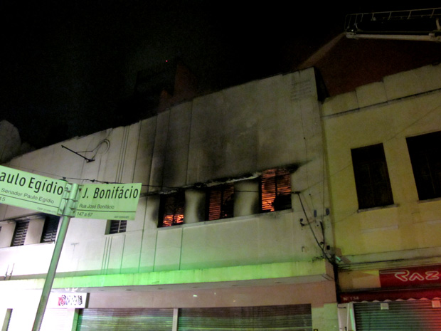 Incêndio atinge loja na região central de São Paulo. (Foto: Rafael Oliveira / G1)