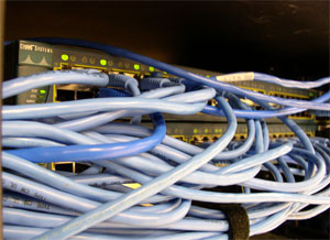 Rede com fio é mais estável que redes sem fio, mas muitos elementos podem determinar a velocidade da internet. (Foto: Divulgação)