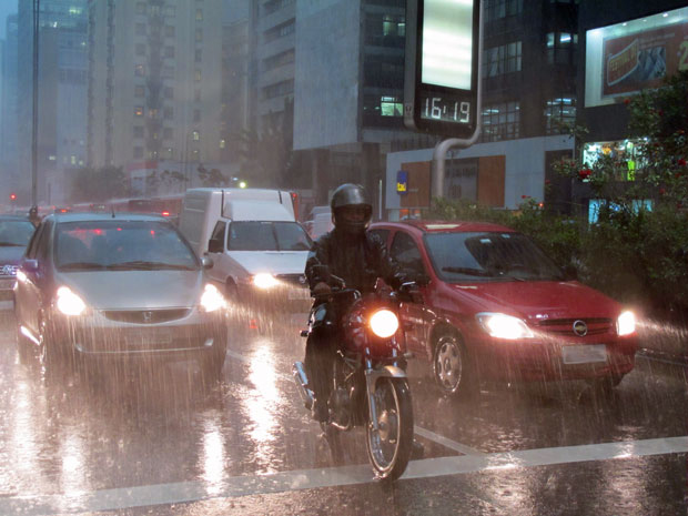 Tempestade atinge região da Avenida Paulista  (Foto: Paulo Guilherme/G1)