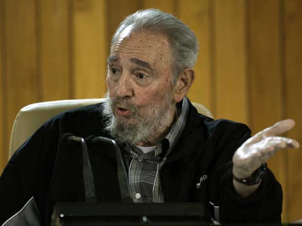 Fidel Castro falou para grupos intelectuais cubanos e estrangeiros durante Feira Internacional do Livro, em Havana. (Foto: AP Photo)