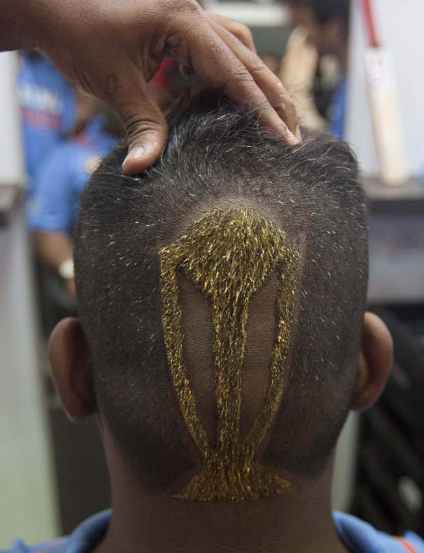 Cabeleireiro desenhou troféu ao cortar cabelo de jovem. (Foto: Danish Siddiqui/Reuters)