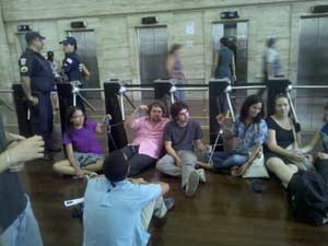 Jovens em protesto se acorrentam no saguão da Prefeitura de SP (Foto: Divulgação/Gabinete Vereadora Juliana Cardoso)