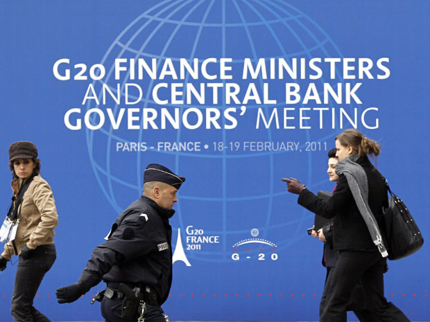  Polícia francesa faz a segurança em frente ao edifício do Ministério das Finanças da França, na véspera do início do encontro do G20 (Foto: Reuters)