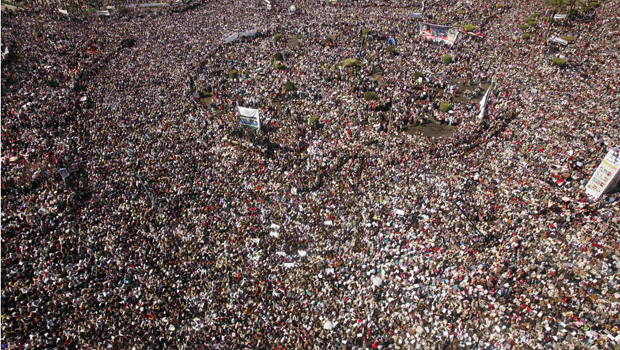 Praça Tahrir, no Cairo, lotada nas celebrações desta sexta-feira (18) (Foto: Reuters)
