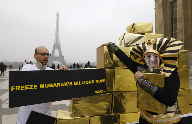 Manifestantes, um dele vestido como 'faraó' e com a máscara de Mubarak, pedem nesta sexta-feira (18) em Paris o congelamento dos bens do ex-presidente do Egito (Foto: AP)