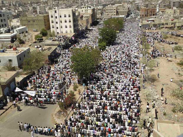 Manifestantes antigoverno rezam na cidade iemenita de Taiz (Foto: Reuters)