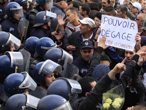 Policiais tentam impedir que a população inicie uma manifestação reivindicando reformas no poder. (Foto: Reuters)