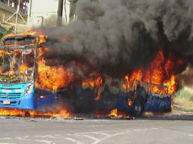 Ônibus incendiado no Bairro Serra, em Belo Horizonte (Foto: Reprodução TV Globo)