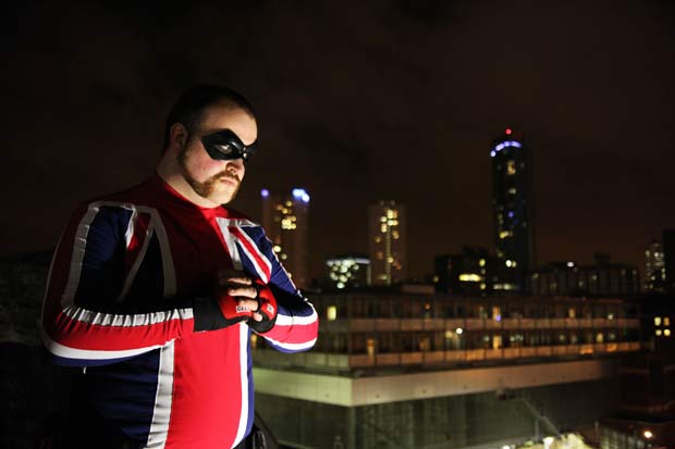 Executivo de banco virou 'super-herói' e combate o crime em Birmingham. (Foto: Laurentiu Garofeanu/Barcroft Media/Getty Images)