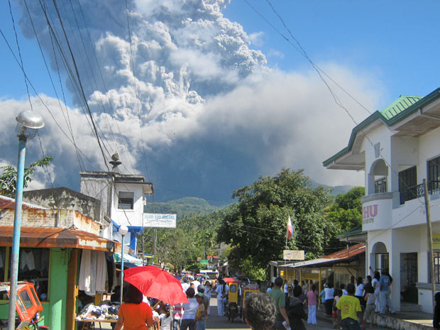 Moradores da região de Irosin observam a culuna de cinza do vulcão nesta segunda-feira (21), nas Filipinas (Foto: Aldrin Recebido/AP)