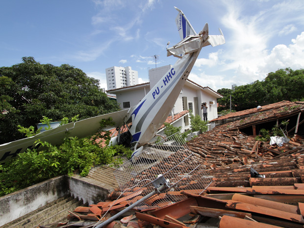 Aeronave caiu sobre telhado de casa no Recife (Foto: Chico Porto/JC Imagem/AE)