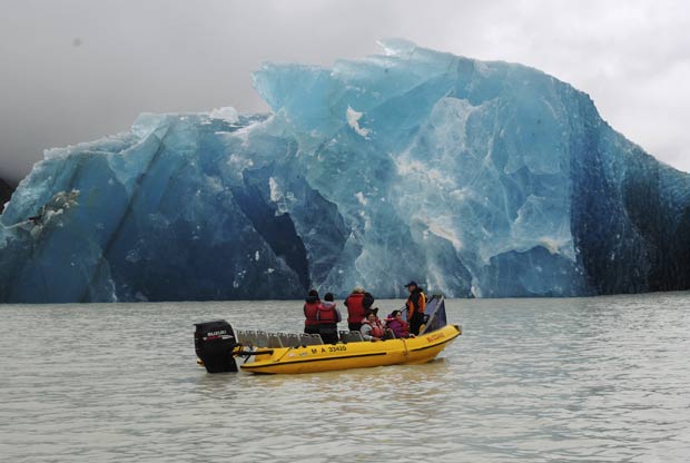 Vários icebergs se formaram no lago Tasman como resultado do terremoto de magnitude 6,3 que atingiu a cidade de Christchurch, ao sul da Nova Zelândia.  (Foto: Denis Callesen/NZPA/AP)