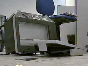 Computador foi jogado no chão na agência do INSS, em Palhoça (Foto: Reprodução/RBS TV)