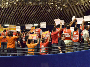 Manifestantes ficam de costas para senadores em protesto durante votação do salário mínimo nesta quarta-feira (23) (Foto: Waldemir Barreto/Agência Senado)