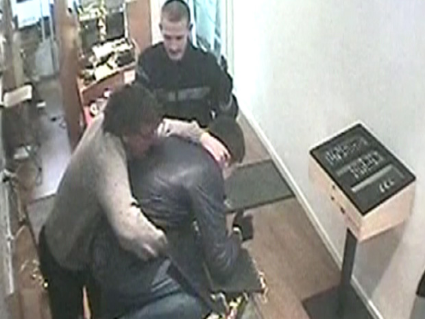 Câmera de segurança registrou o assalto na pequena joalheria inglesa (Foto: BBC)