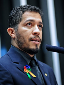 Deputado Jean Wyllys (PSOL-RJ) no Plenário da Câmara durante discurso de estreia (Foto: Saulo Cruz / Agência Câmara)
