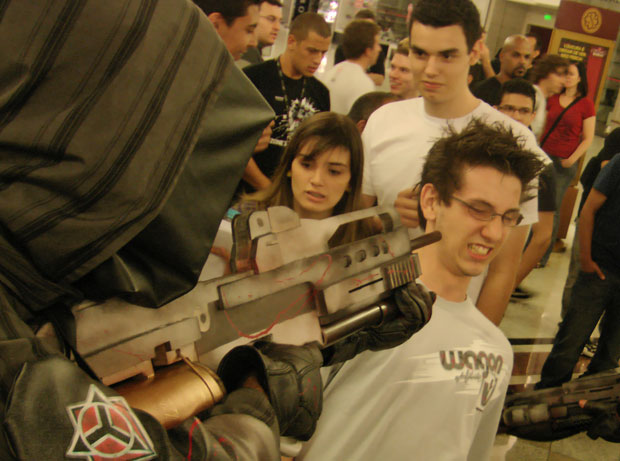 Personagem Helghan, do jogo 'Killzone 3' brinca com fã durante lançamento (Foto: Gustavo Petró/G1)