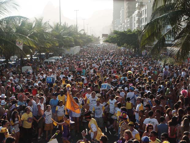 Organizadores estimam que mais de 70 mil pessoas seguiram o bloco pela Praia de Ipanema (Foto: Gustavo Stephan/ Ag. O Globo)