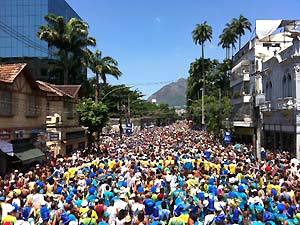 O bloco Suvaco do Cristo desfila pela Rua Jardim Botânico (Foto: Luiz Costa Jr./G1)
