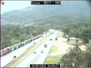 Fila de caminhões para descarregar no Porto de Paranaguá chega a 25km. (Foto: Reprodução Ecovia)
