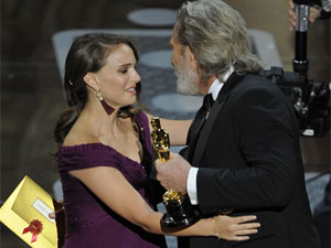 Natalie se emociona ao receber a estatueta de melhor atriz das mães de Jeff Bridges.  (Foto: AP)