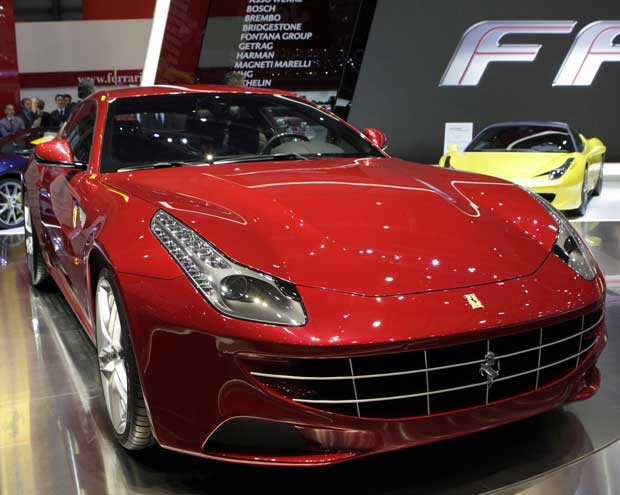 A nova Ferrari FF ( Ferrari Four) é assim chamada por ser a primeira da marca a contar com tração nas quatro rodas. O carro é empurrado com o novo motor 6.3 V12, com injeção direta e 660 cv de potência a 8.000 rpm. Com o auxílio da transmissão de dupla em (Foto: AFP Photo)