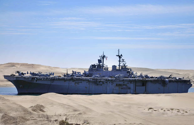 Navio americano navega pelo canal de Suez em Ismailia, nesta quarta (2). O Egito informou que dois navios de guerra americanos se movimentam em direção à Líbia (Foto: AP)