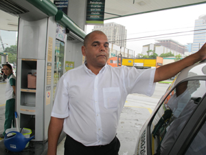 O taxista Carlos Alberto, que diz preferir o gás (Foto: Mariana Garcia/G1)