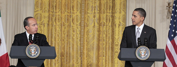 Os presidentes do México, Felipe Calderón, e dos EUA, Barack Obama, dão entrevista nesta quinta-feira (3) na Casa Branca (Foto: AP)