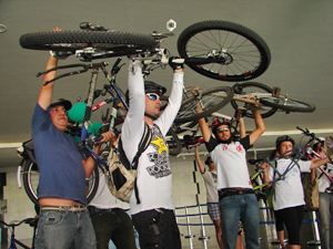 Protesto de ciclistas no Congresso (Foto: G1)