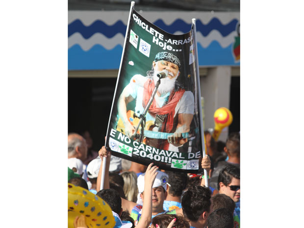 Bell Marques fica com 88 anos em cartaz de folião em Salvador (Foto: Edgar de Souza/G1)