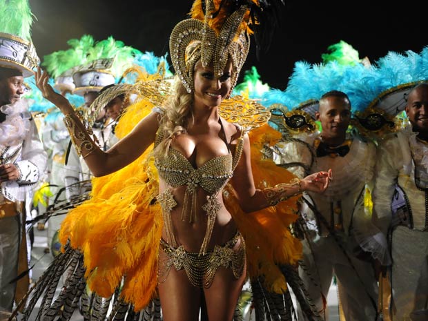 A modelo Caroline Bittencourt estreia no Carnaval como rainha de bateria da Peruche, comandada pelo mestre Cal. (Foto: Raul Zito/G1)