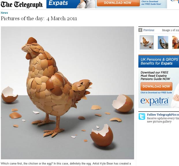Artista britânico Kyle Bean criou uma escultura de uma galinha usando cascas de ovos. (Foto: Reprodução/Daily Telegraph)