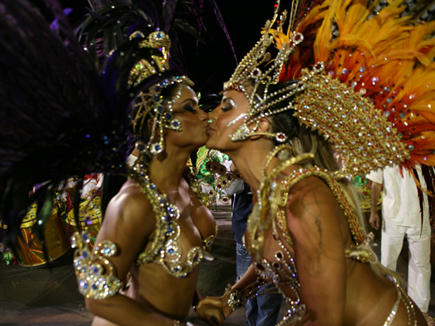 Beijo de boa sorte rolou antes do desfile entre as musas (Foto: Daigo Oliva/G1)