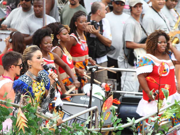 Claudia Leitte homenageia as mulheres com percussionistas da Banda Didá (Foto: Edgar de Souza/G1)
