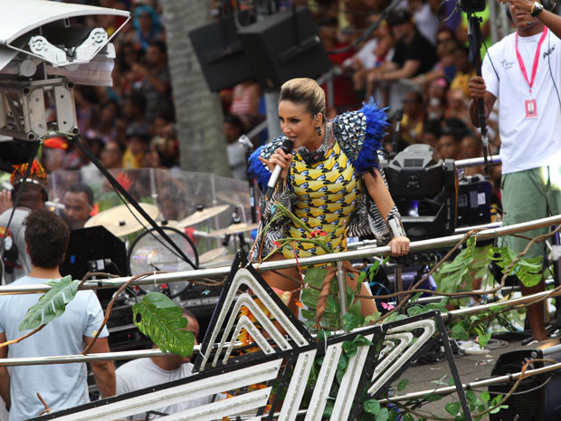 Claudia Leitte desfila de tucano no carnaval (Foto: Edgar de Souza/G1)