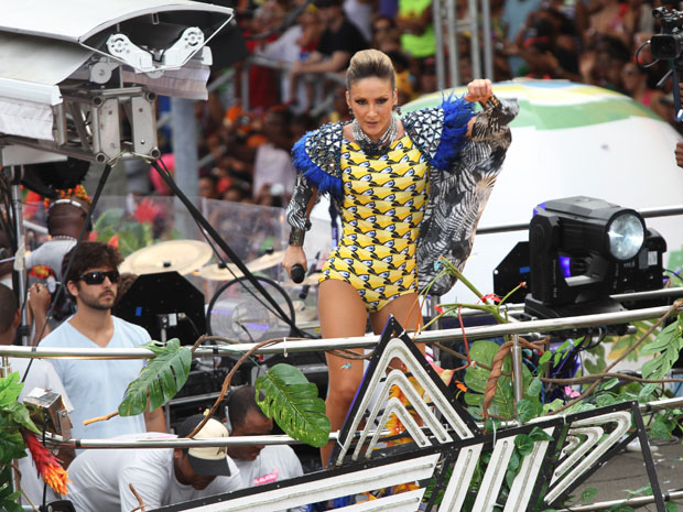 Claudia Leitte desfila de tucano no carnaval de Salvador (Foto: Edgar de Souza/G1)
