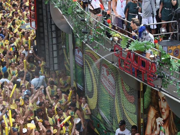 Claudia Leitte joga água na galera durante desfile em Salvador (Foto: Edgar de Souza/G1)
