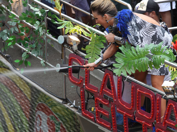 Claudia Leitte joga água na galera durante desfile em Salvador (Foto: Edgar de Souza/G1)