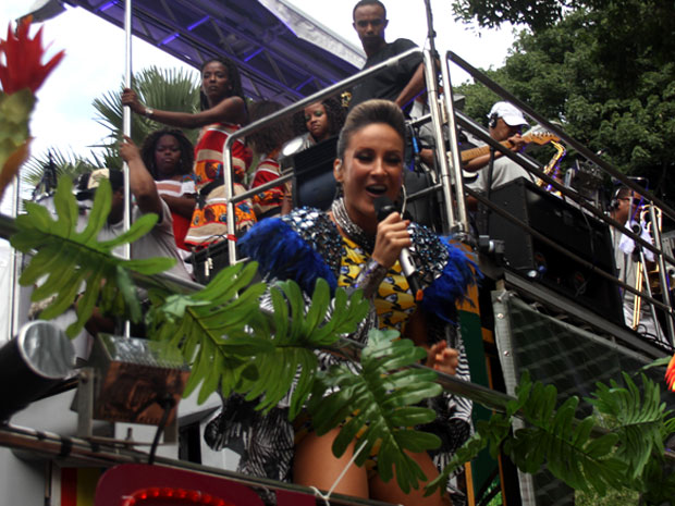 Claudia Leitte desfila vestida de tucano no circuito Campo Grande (Foto: Edgar de Souza/G1)