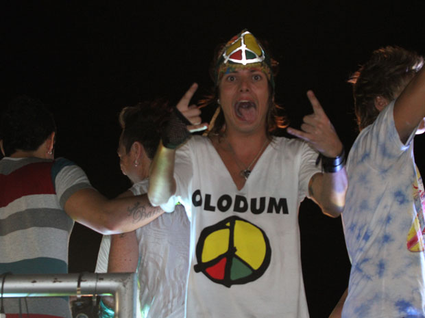 Pe Lanza vestiu a camisa do Olodum durante desfile na Barra-Ondina (Foto: Edgar de Souza/G1)